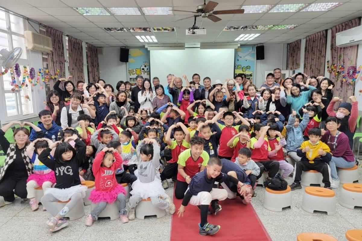 在泰源國小服務43年的教導主任林啟東今年退休，全校師生合影。