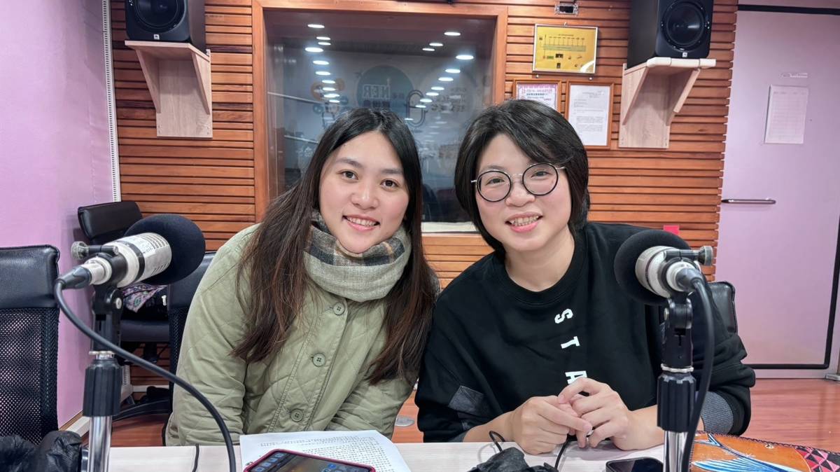 牧音社工(右)及育如社工分享服務家庭的故事