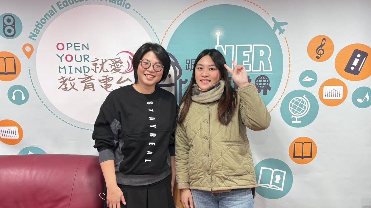 牧音社工(左)及育如社工分享服務家庭的故事