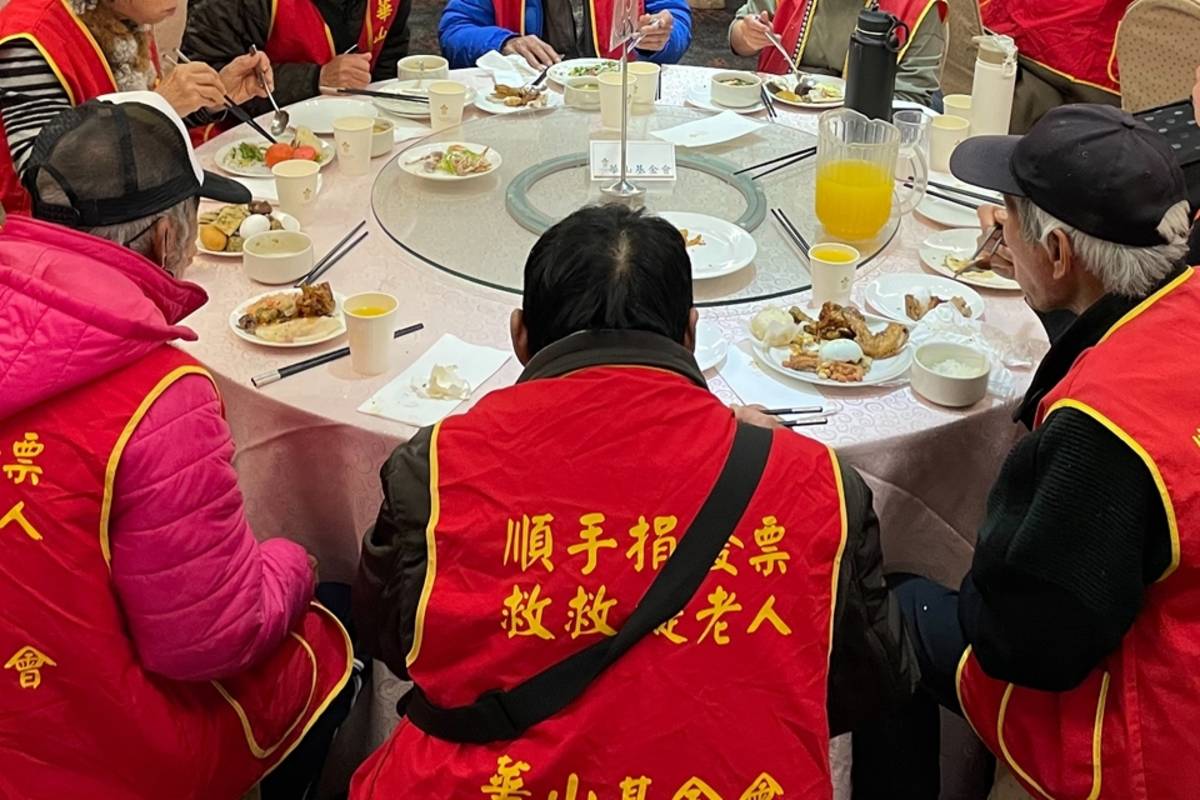 獨居長輩受邀出席餐會