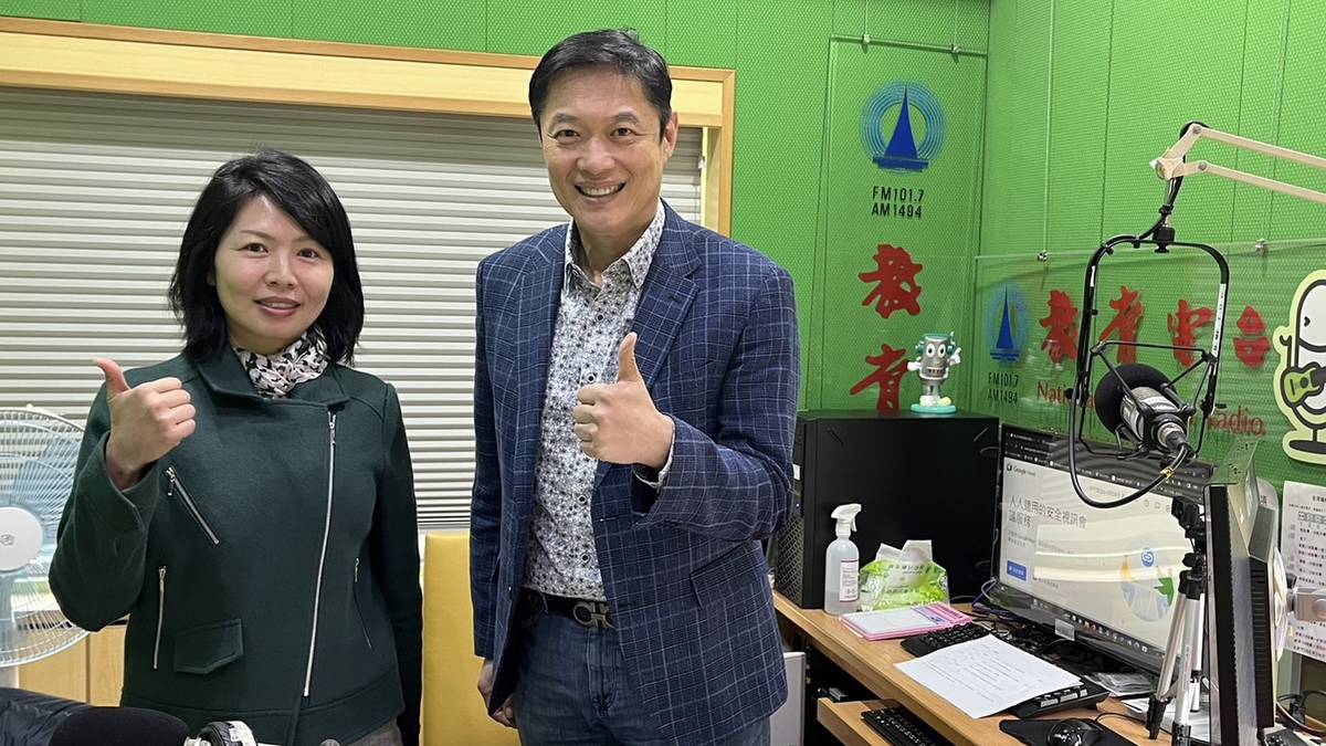 黃馨萱科長(左)與主持人李大華