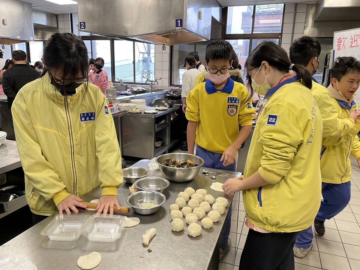 桃園市技藝教育育樂營活動，教學生製作蘿蔔絲酥餅。(桃園市教育局提供)
