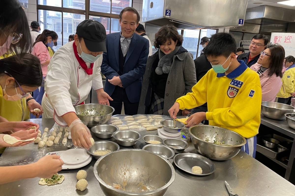 桃園市技藝教育育樂營活動，教學生製作蘿蔔絲酥餅。(桃園市教育局提供)