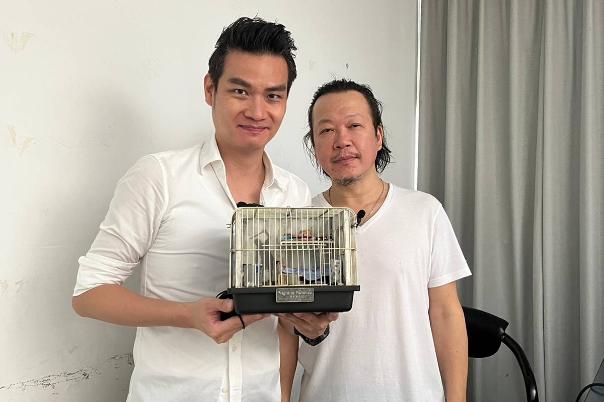 元智大學資傳系陳彥彰老師(左)邀請臺灣微縮藝術家鄭鴻展設計師(右)與同學分享柬埔寨故事。(元智大學提供)