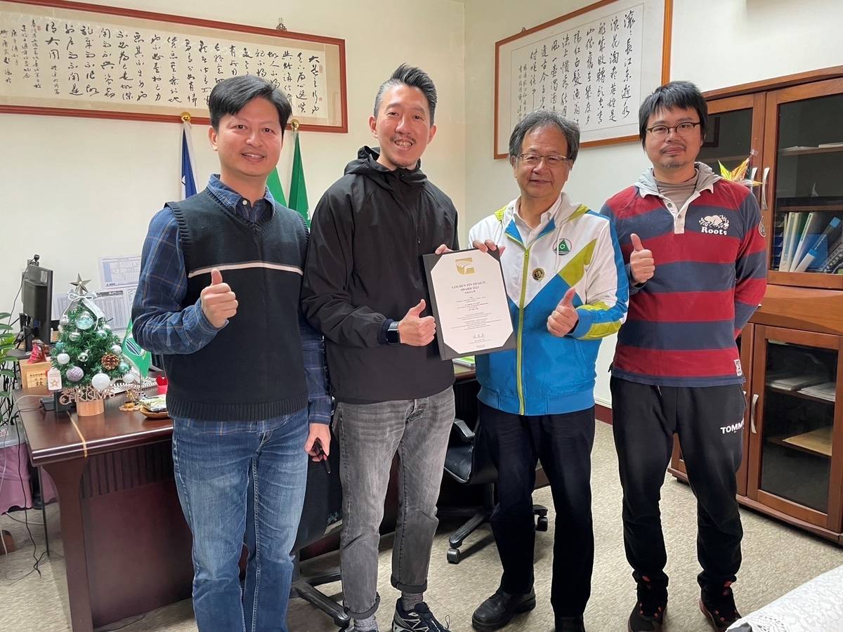 新北高工榮獲「金點設計獎」設計師洪浩鈞(左2)與校長林清南(右2)合影