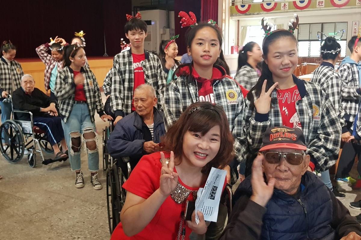 蔣佳珈帶領學生進行老人之家社會服務