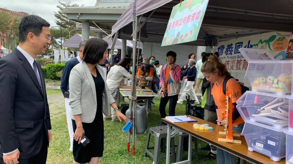 臺東縣教育處處長蔡美瑤(左2)與佛教慈濟慈善事業基金會主任王運敬(左1)參與「環保嘉年華園遊會」
