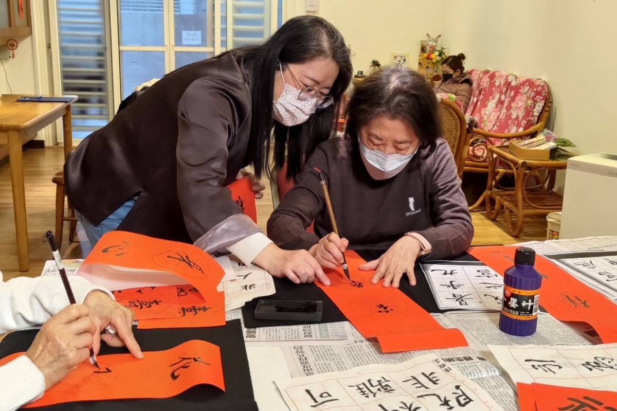 民眾可與長輩一起寫春聯，營造過年歡喜氛圍