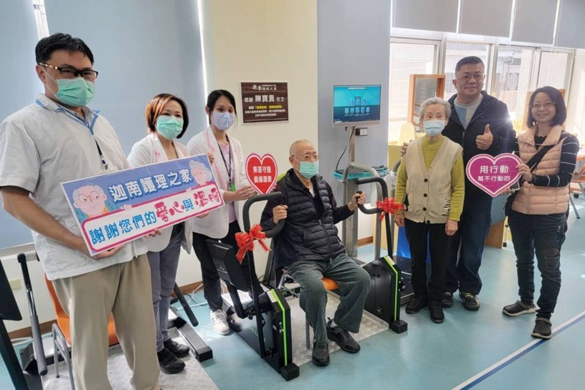在黃承志與家人齊力響應下，加碼捐贈一臺HUR擴胸訓練機。