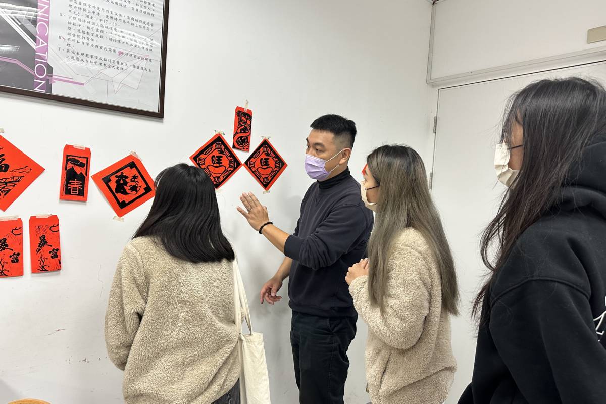 作品完成後先之南臺科大師生進行作品討論情形。