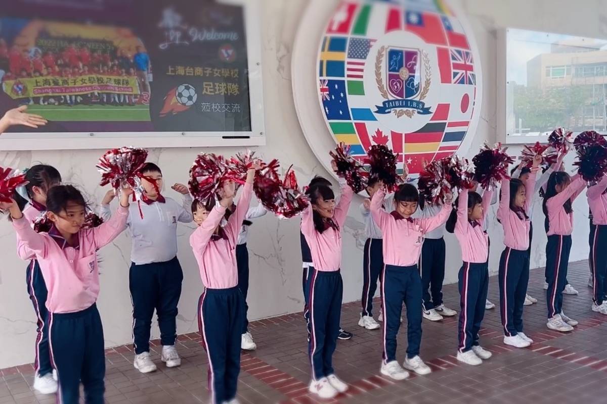 泰北國小部三年級學生列隊迎接上海臺商子女學校學生的到來