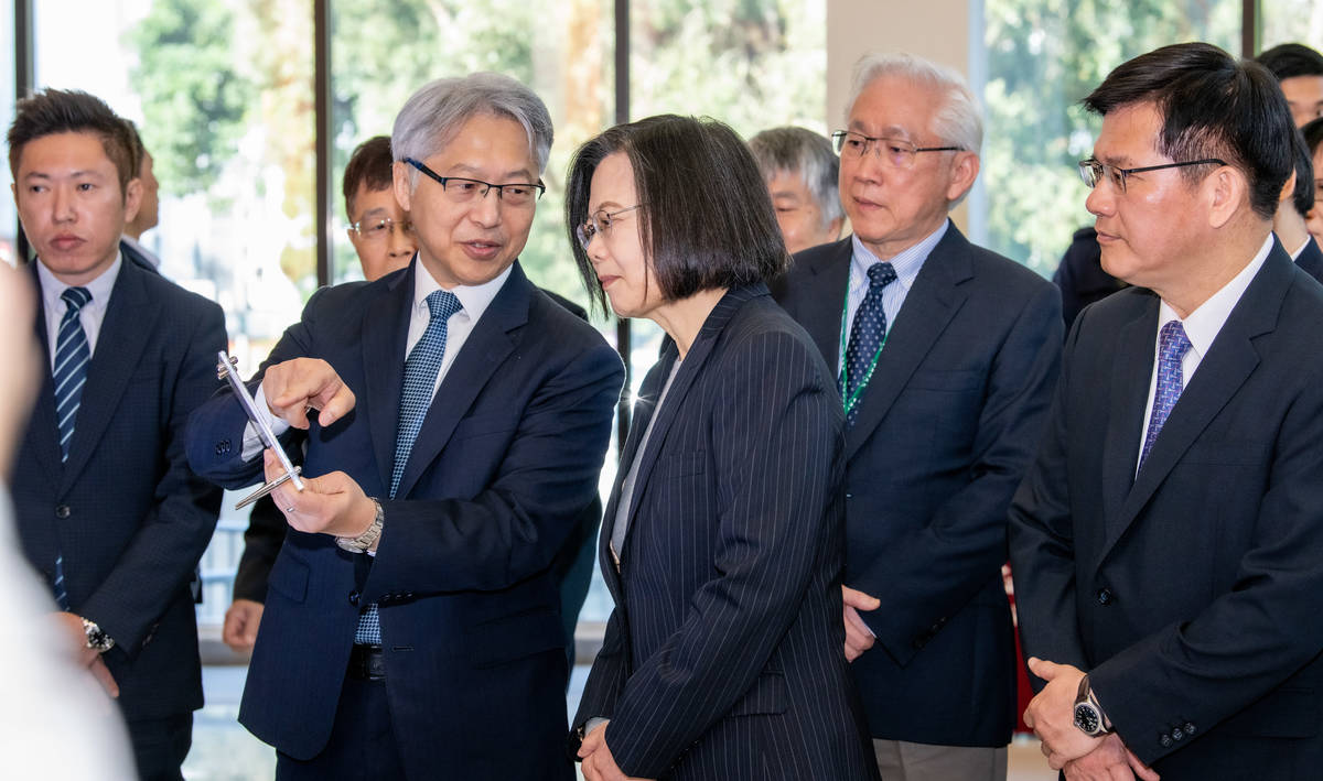 中研院廖俊智院長向蔡英文總統說明中研院自研自製的5位元超導量子晶圓