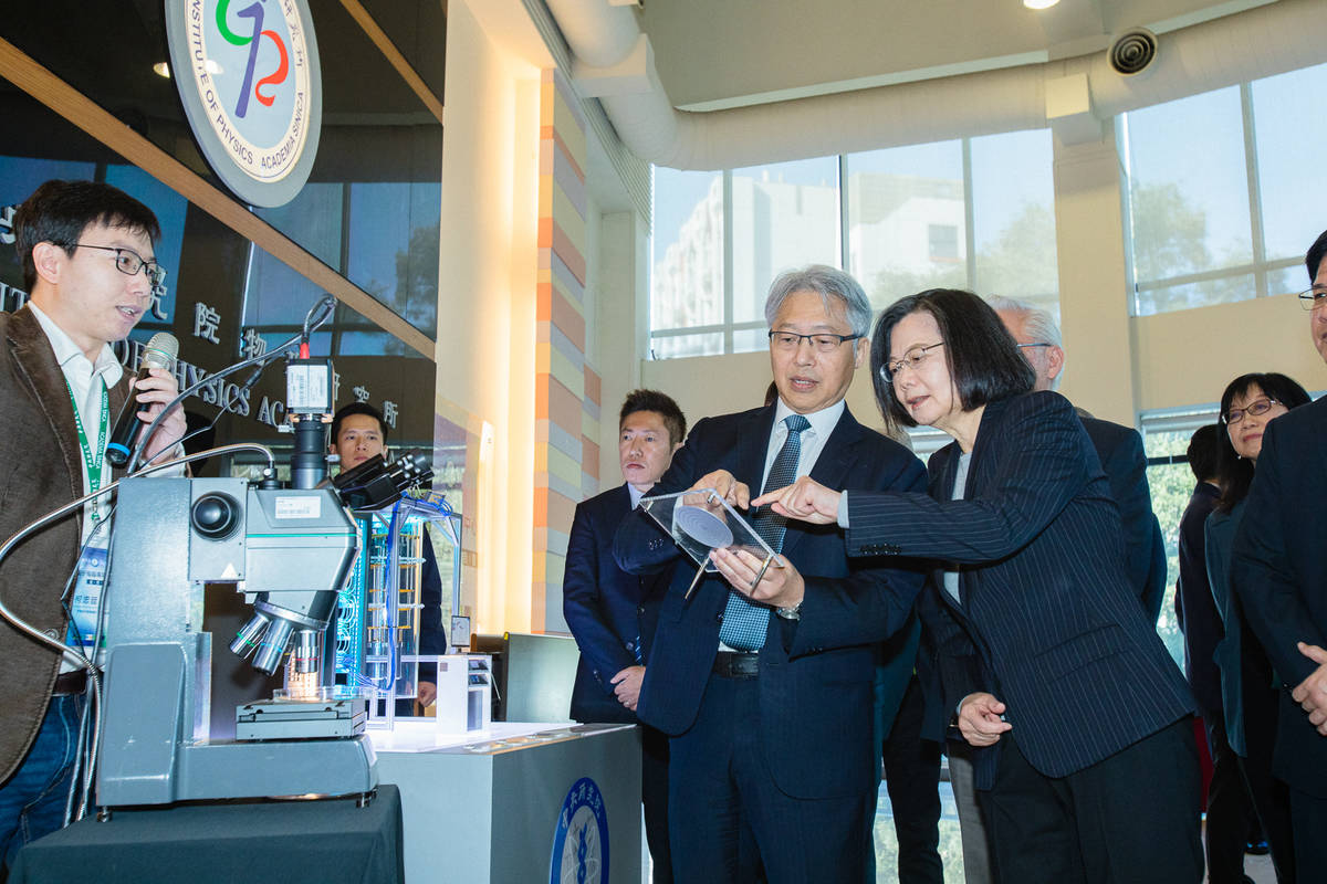 蔡英文總統參觀中研院量子電腦模型展示