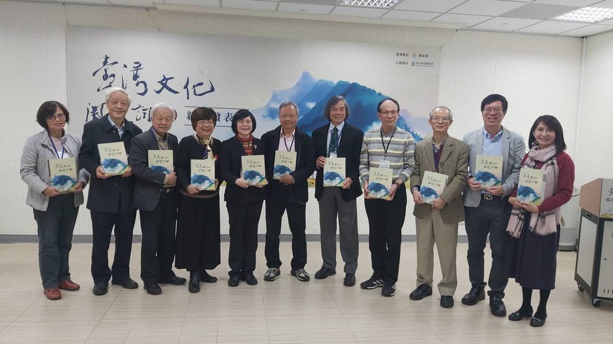 《臺灣文化關鍵詞101》新書發表會，杜正勝院士(中)為書籍封面題字，受邀出席，與國臺圖館長曹翠英(左五)及編輯委員合影。