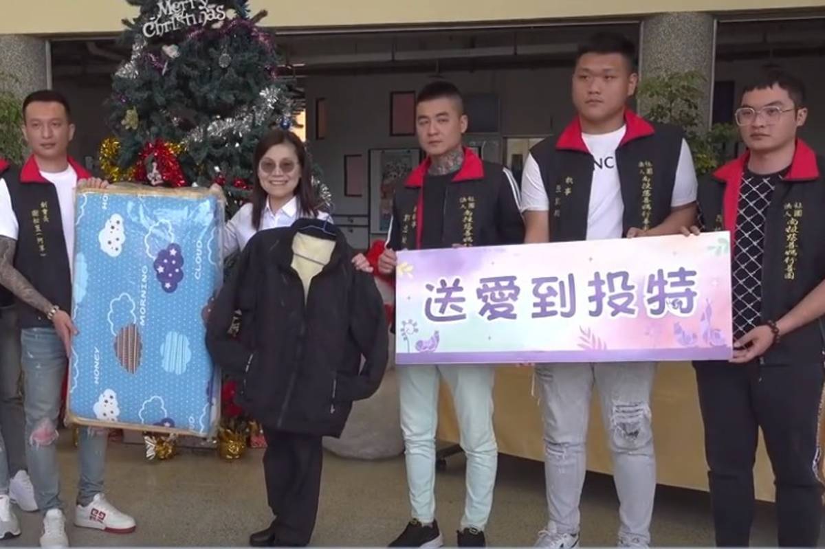 慈善媽行善團南投分會成員與南投特教學校校長林麗容合影