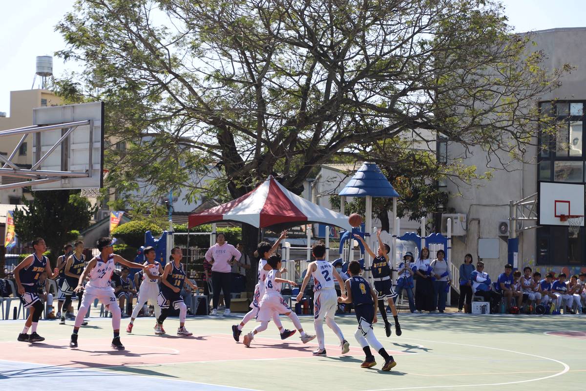 球員們在土庫國小爭取勝利（圖源：雲林縣政府）