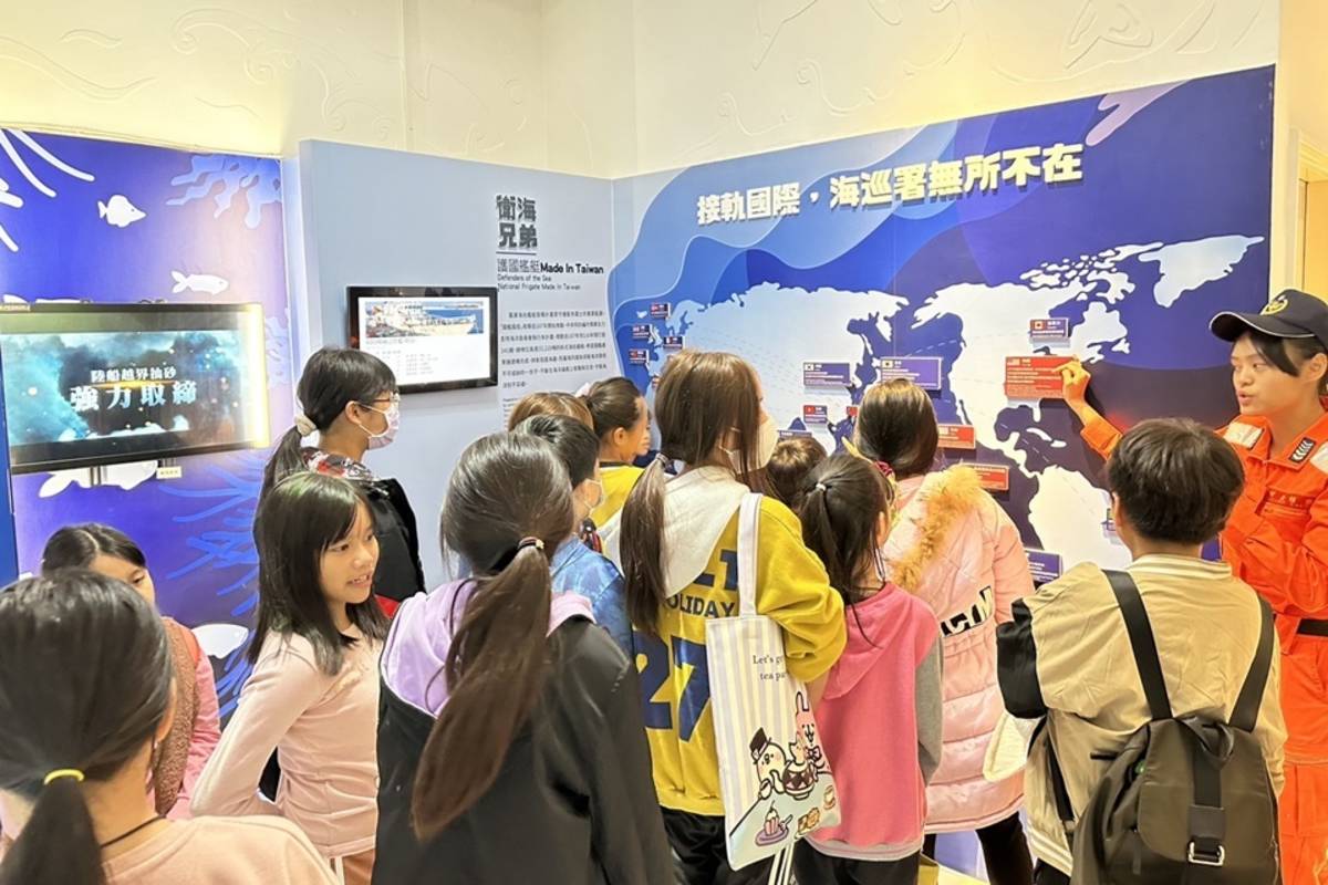 臺東縣友善關懷協會帶領龍田學堂20多名偏鄉學童參訪海巡署臺東靜洋海洋驛站，扎根海洋教育。