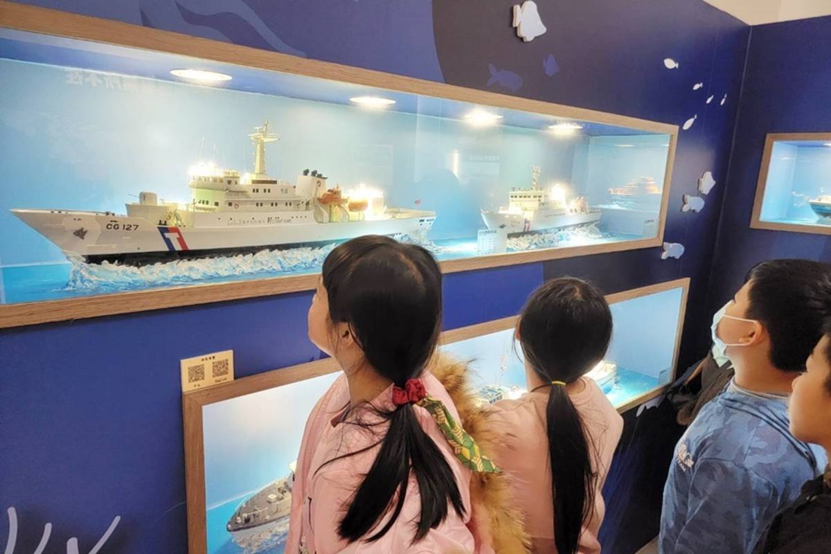 臺東縣友善關懷協會帶領龍田學堂20多名偏鄉學童參訪海巡署臺東靜洋海洋驛站，扎根海洋教育。
