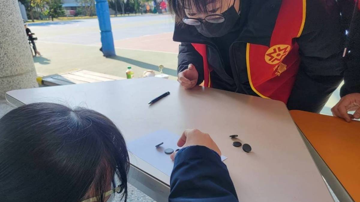 小朋友：磁鐵相吸又相斥，知道原理就能讓磁鐵立起來，很好玩!