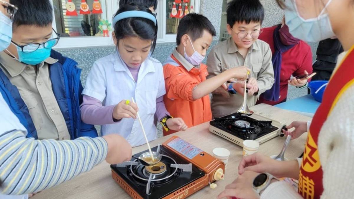 不僅玩科學，還能嚐甜點，古早味零嘴「椪糖」大功告成
