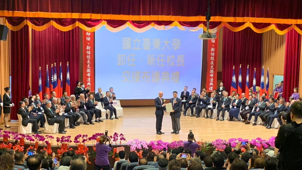鄭憲宗校長(左)與曾耀銘校長合影