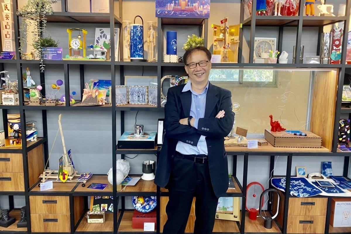 民安國小校長王健旺表示，從110年起設置「新北市美感跨域共學基地」，基地內設有新北市藝術STEAM教育中心、藝術雙語教學中心、影資整合中心等，不只讓學生有多元學習的藝術課，也推動新北美感教育。(記者蘇瑞雯拍攝)
