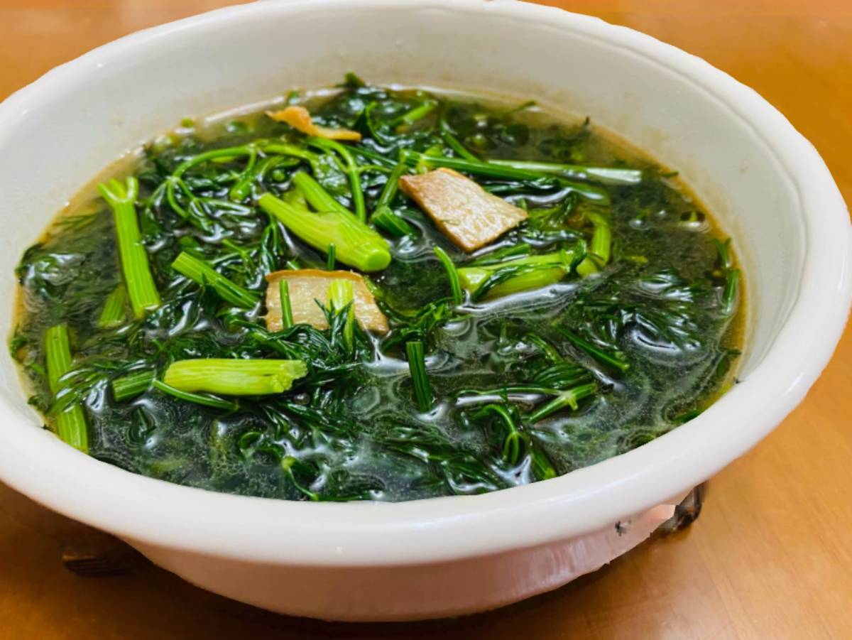 麻油茴香煎蛋湯，是復刻母親的味道。