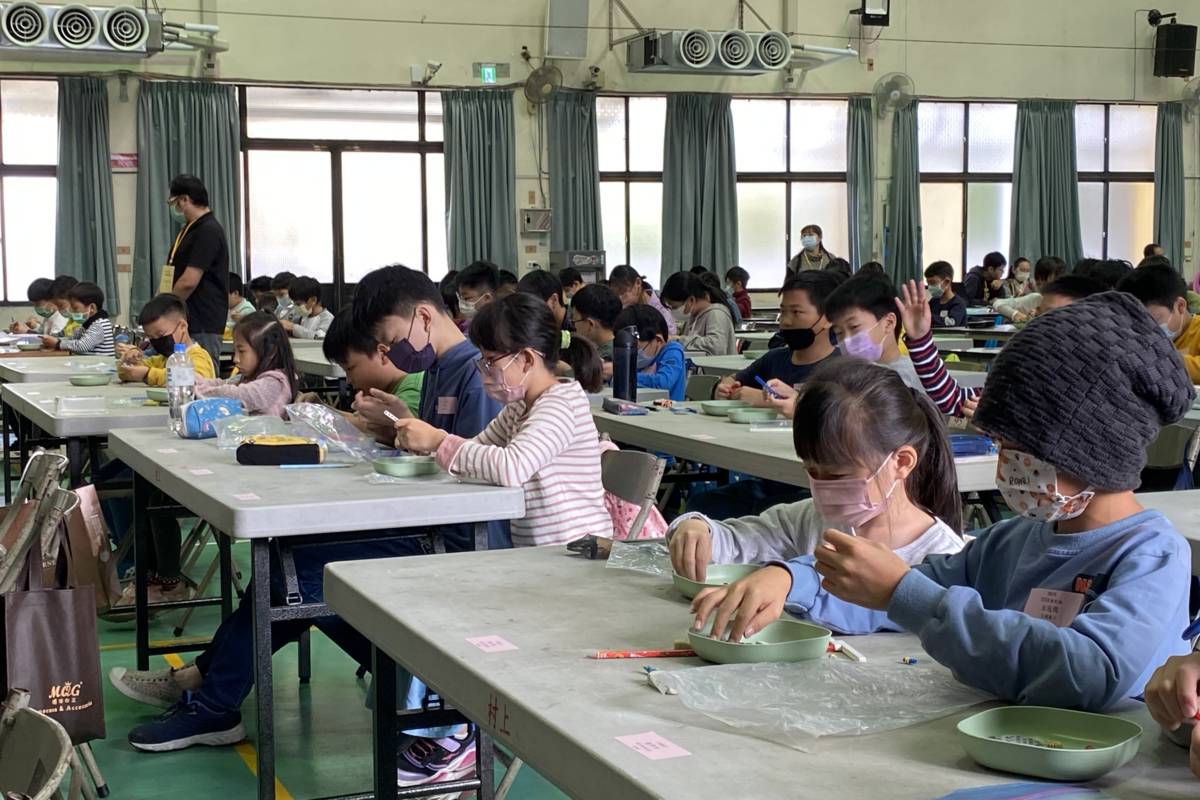參與檢定的小選手以積木組出裝置參與比賽