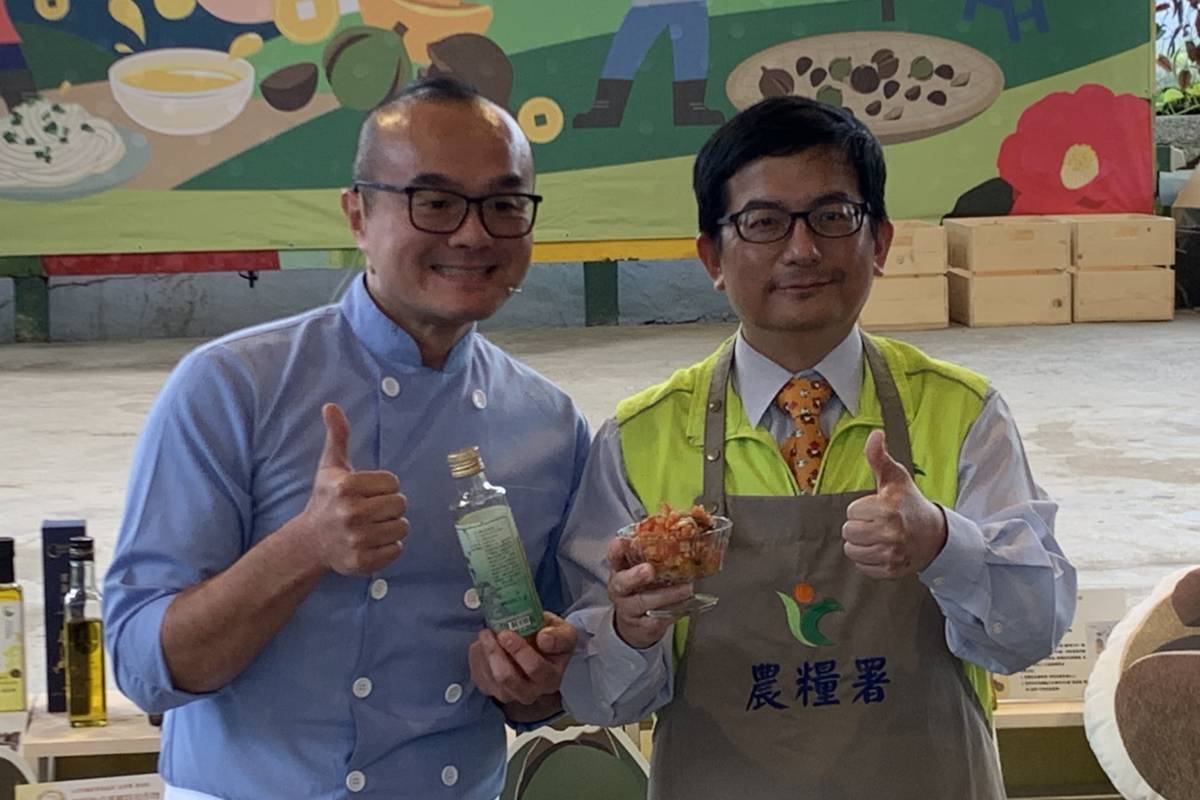農糧署蘇茂祥代理署長(右)與主廚現場進行茶油料理示範展演