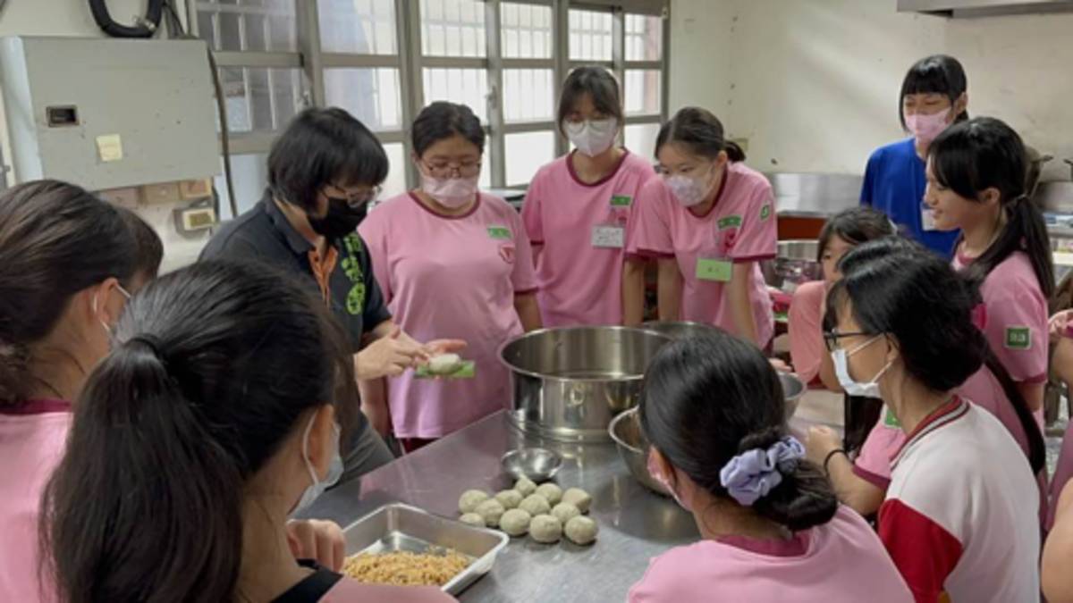 食農教育績優學校-桃園市中壢區內壢國中-112學年度食農飲食實作草仔粿