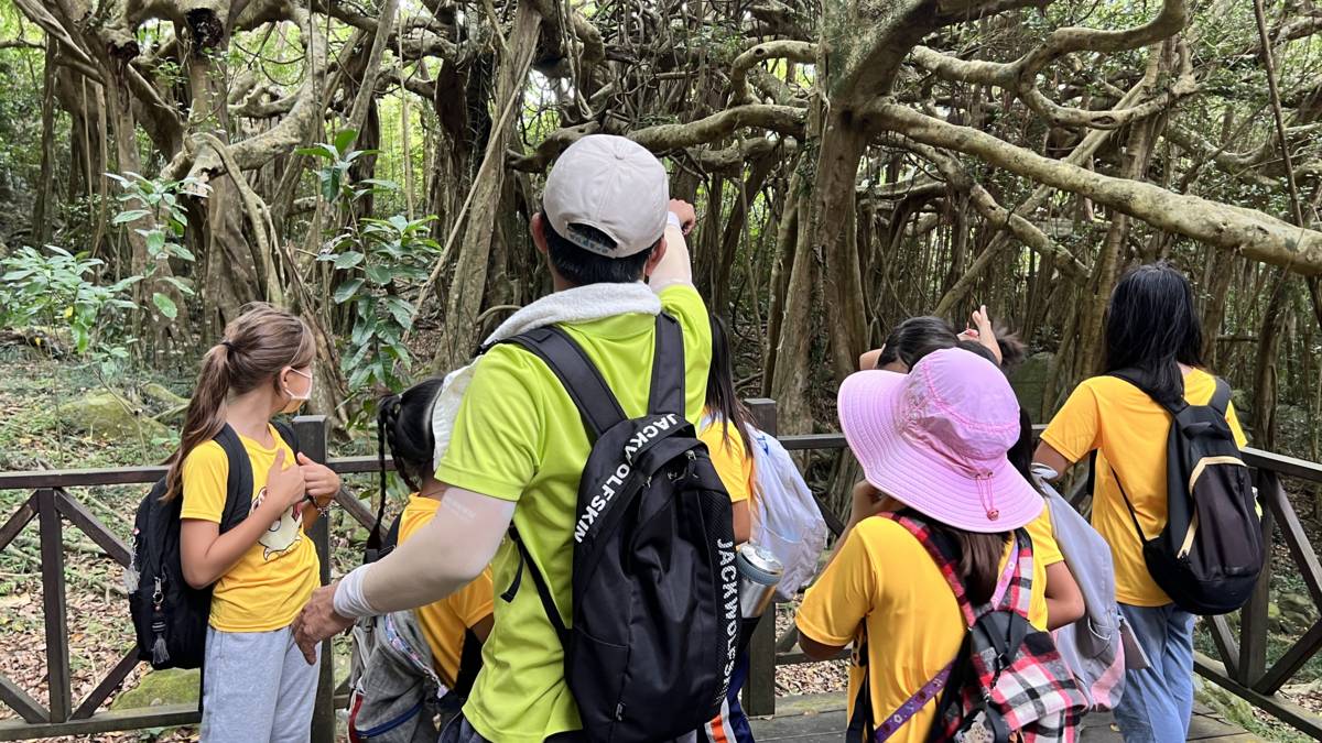 為墾丁國小導覽白榕園