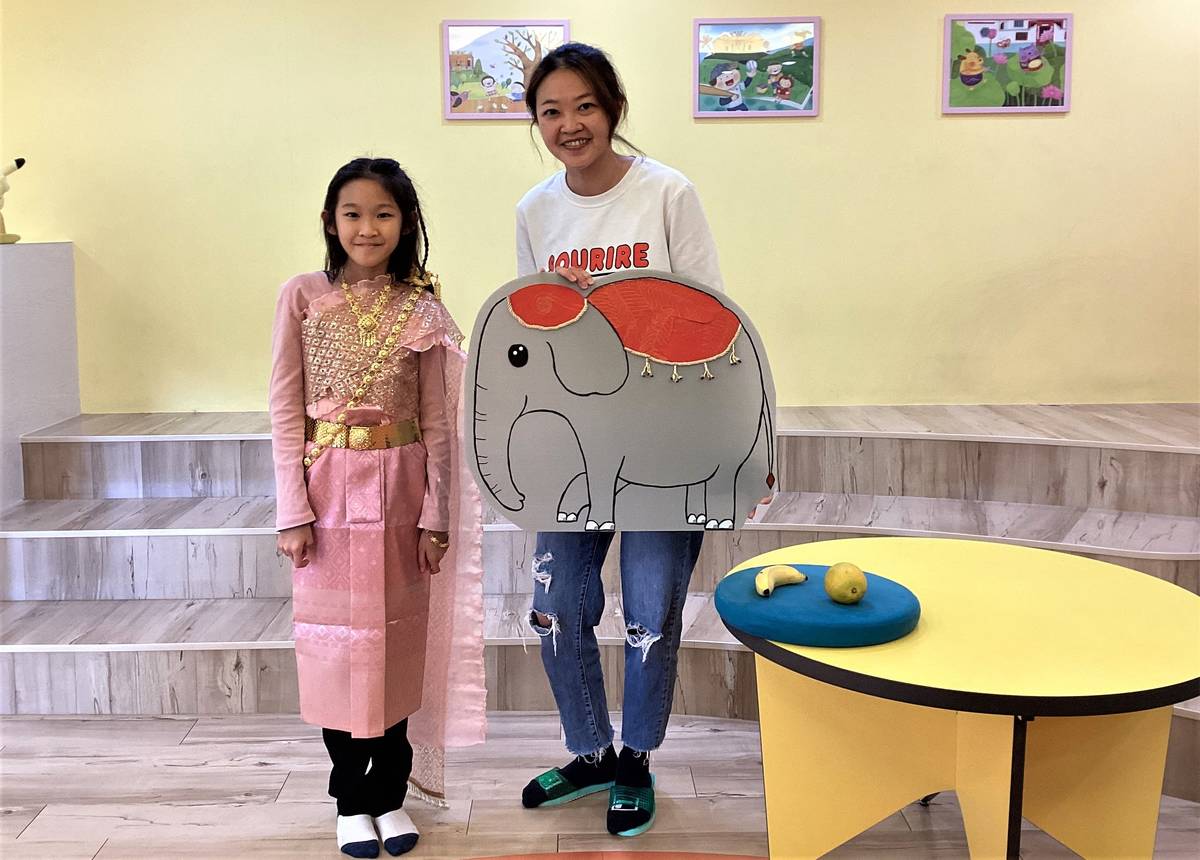 育英國小鍾祉希同學和媽媽展示為參賽一起製作的大象道具