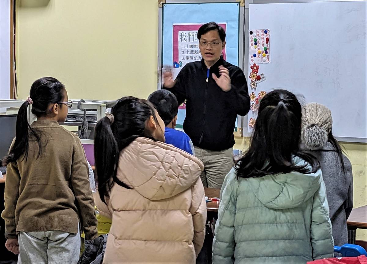 林定蔚老師指導參加全國說故事競賽的學生練習提升口語及動作