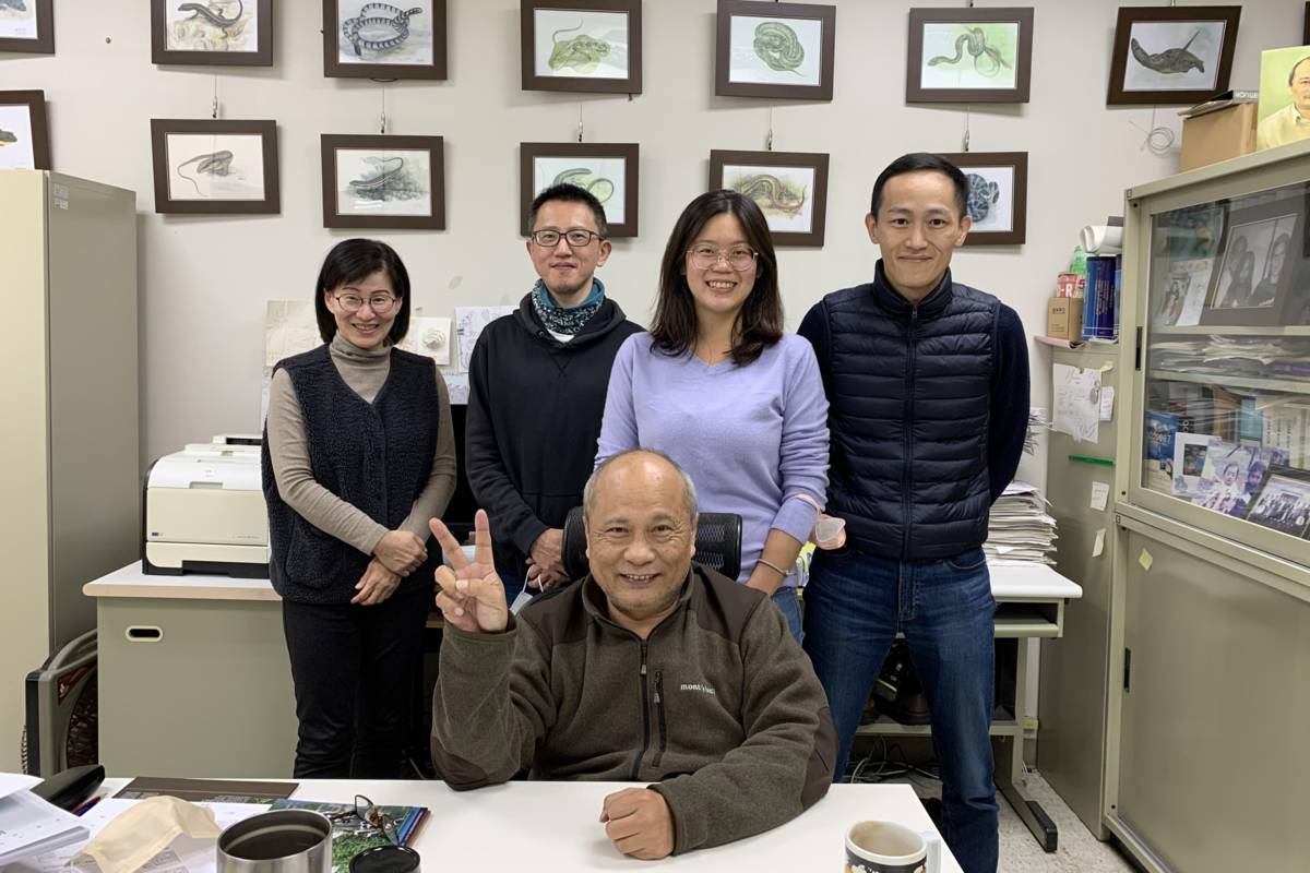 國立自然科學博物館學術副館長黃文山從1997年起，率領生物學組林展蔚博士、廖鎮磐博士、臺灣大學助理教授周均珈共同參與，展開蘭嶼爬行類群集動態的長期監控。圖片提供：國立自然科學博物館。