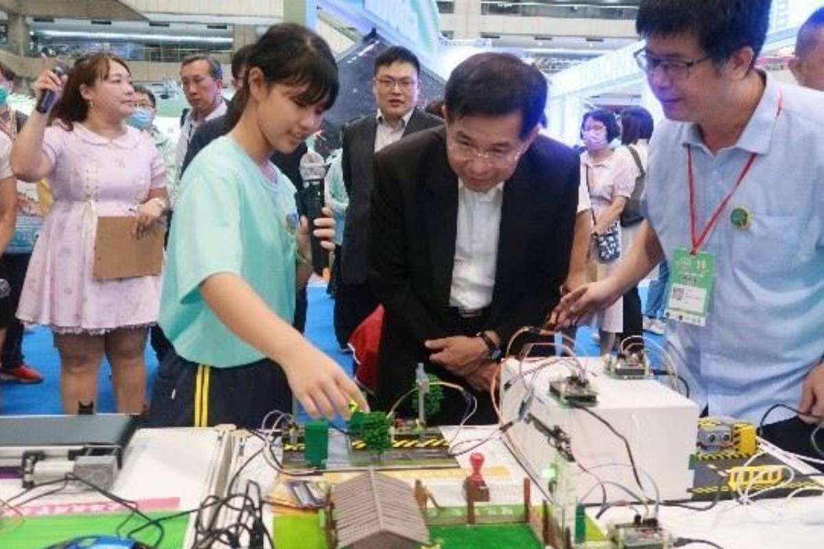 苗栗縣東興國小學生向教育部長潘文忠解說