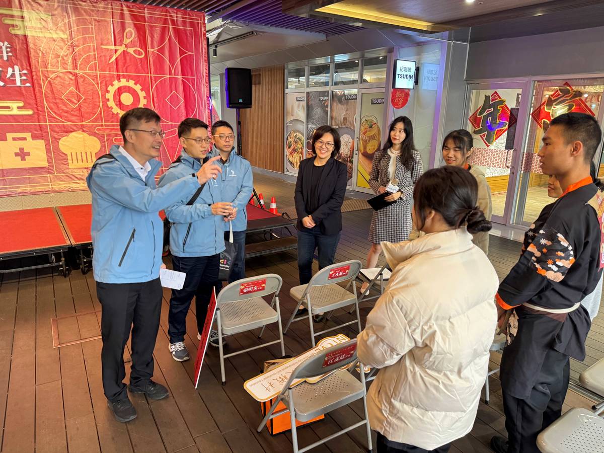 張明文局長(藍色外套者左1)鼓勵建教生多元發展