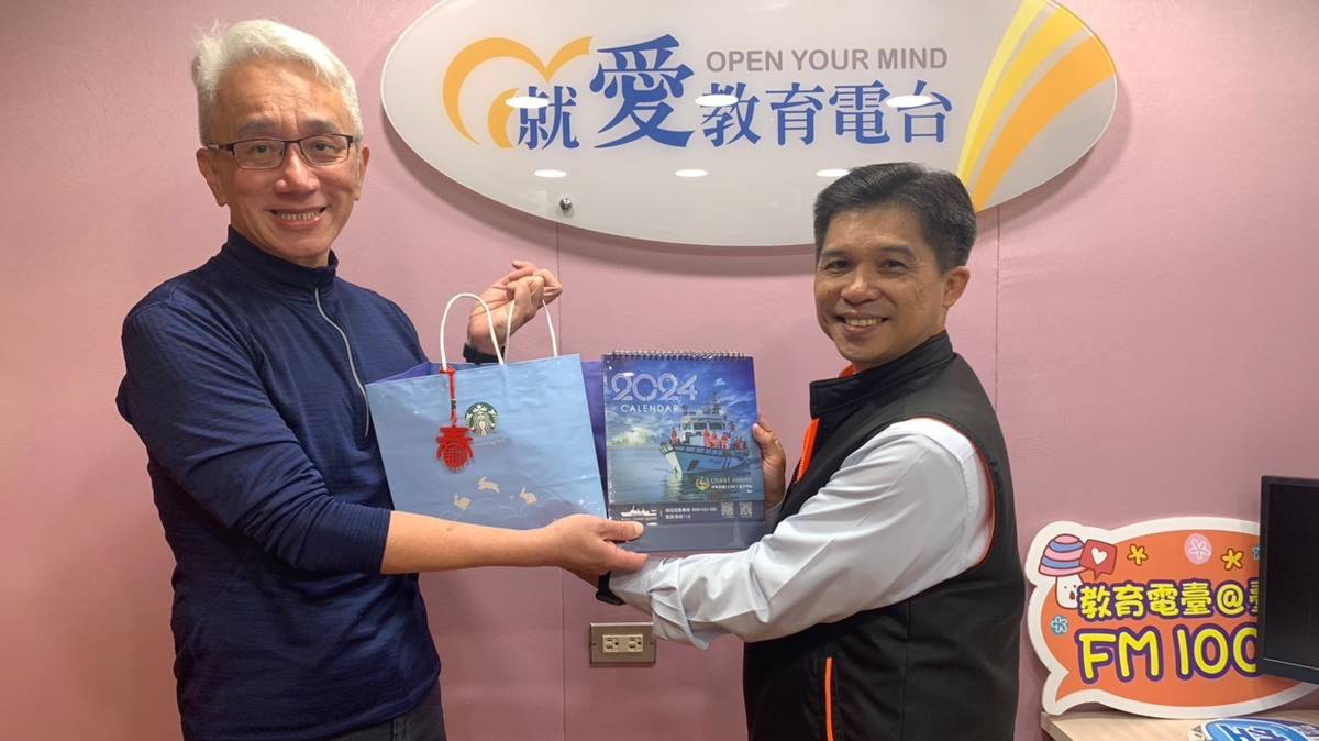 蔡順元分署長(右)與黃凱昕分臺長合照