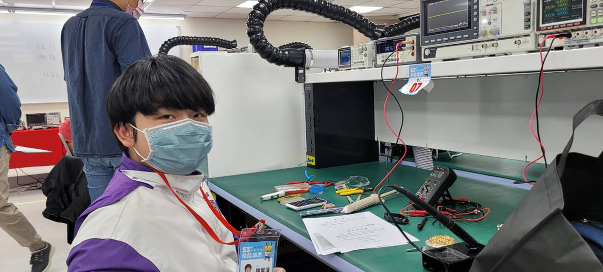 謝宸濬同學就讀林口國中時，代表學校參加第53屆全國技能競賽北區賽青少年組電子職類