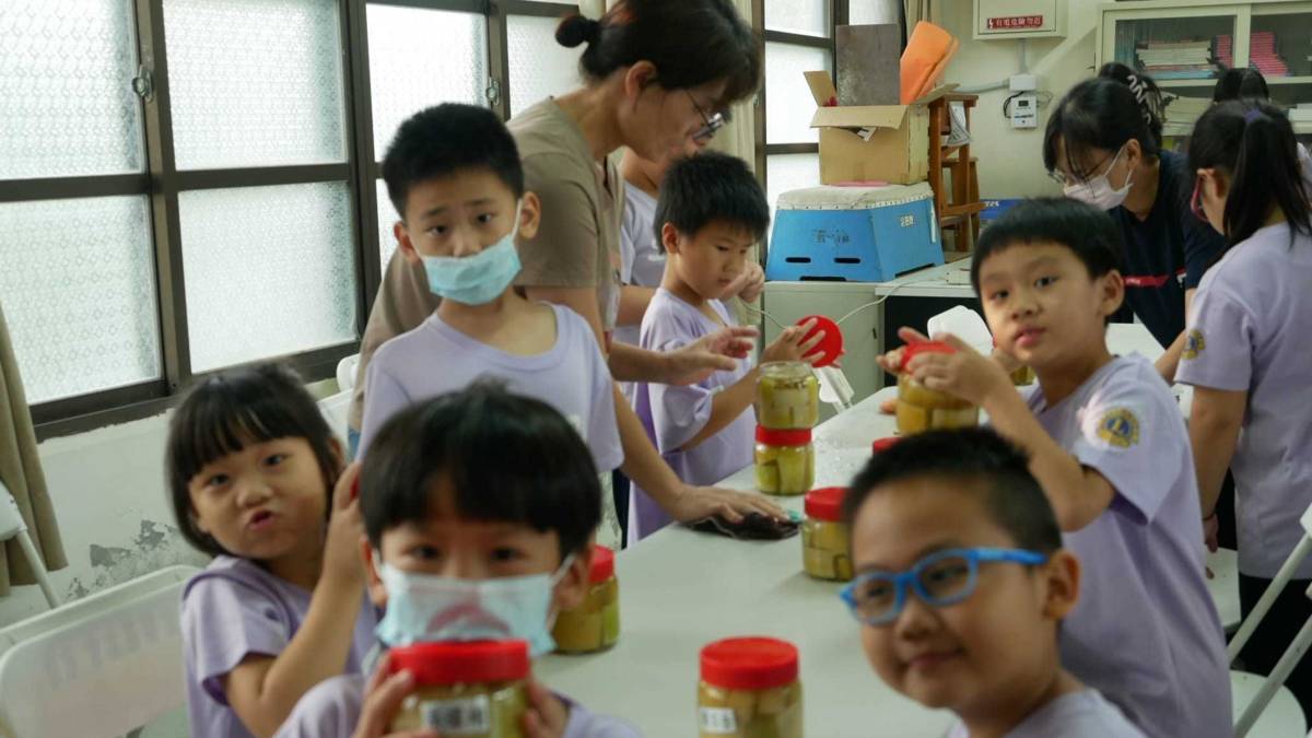 秀峰國小學生製作醬筍