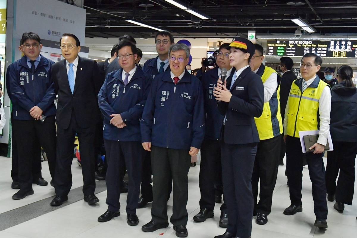 行政院院長陳建仁(右)視察臺鐵春節輸運準備工作。(行政院提供)