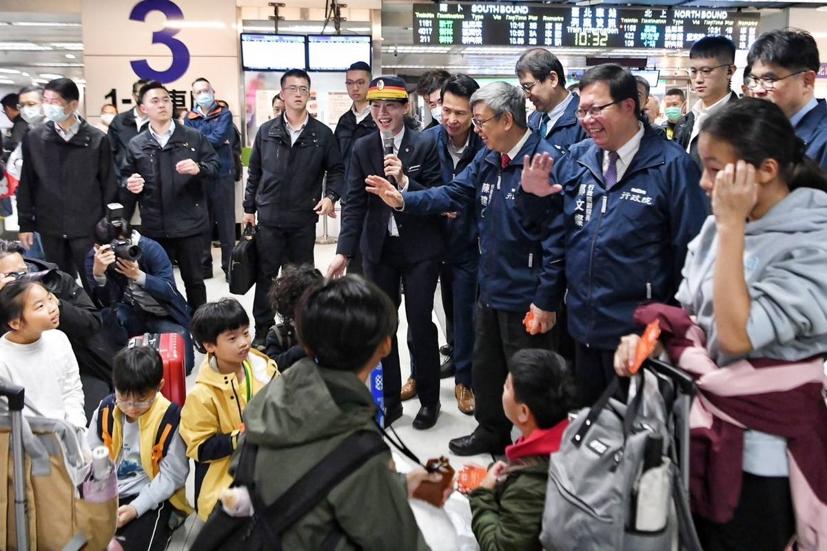行政院院長陳建仁(右)視察臺鐵春節輸運準備工作，與旅客打招呼。(行政院提供)
