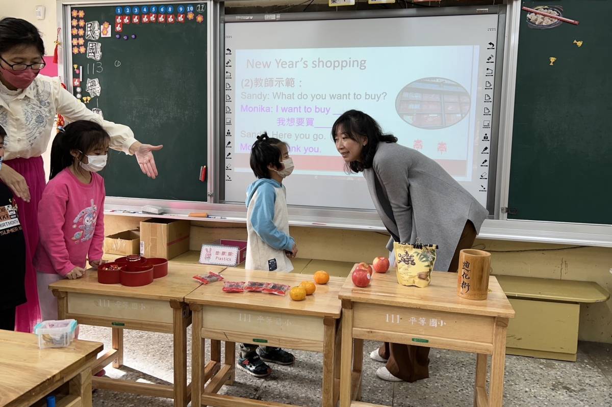 平等國小外師Sandy帶領學生進行英語年貨採買活動(臺北市教育局提供)