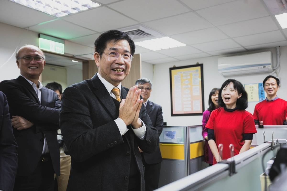 教育部潘文忠部長於春節前到校安中心慰勞值勤人員並加油打氣(教育部提供)