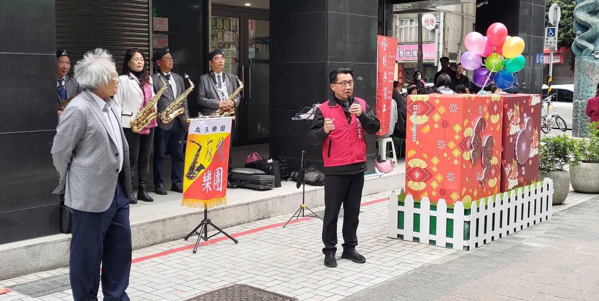復興商工校長陳效宗(右一) 與永和藝術協會理事長郭中和(左一)為民眾說明博愛街歷史沿革