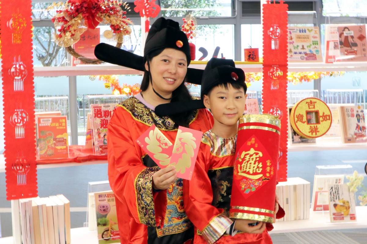 新北市立圖書館大年初五開館迎新，特別推出財神爺迎賓活動，和到館民眾分享喜氣，新的一年好運龍來
