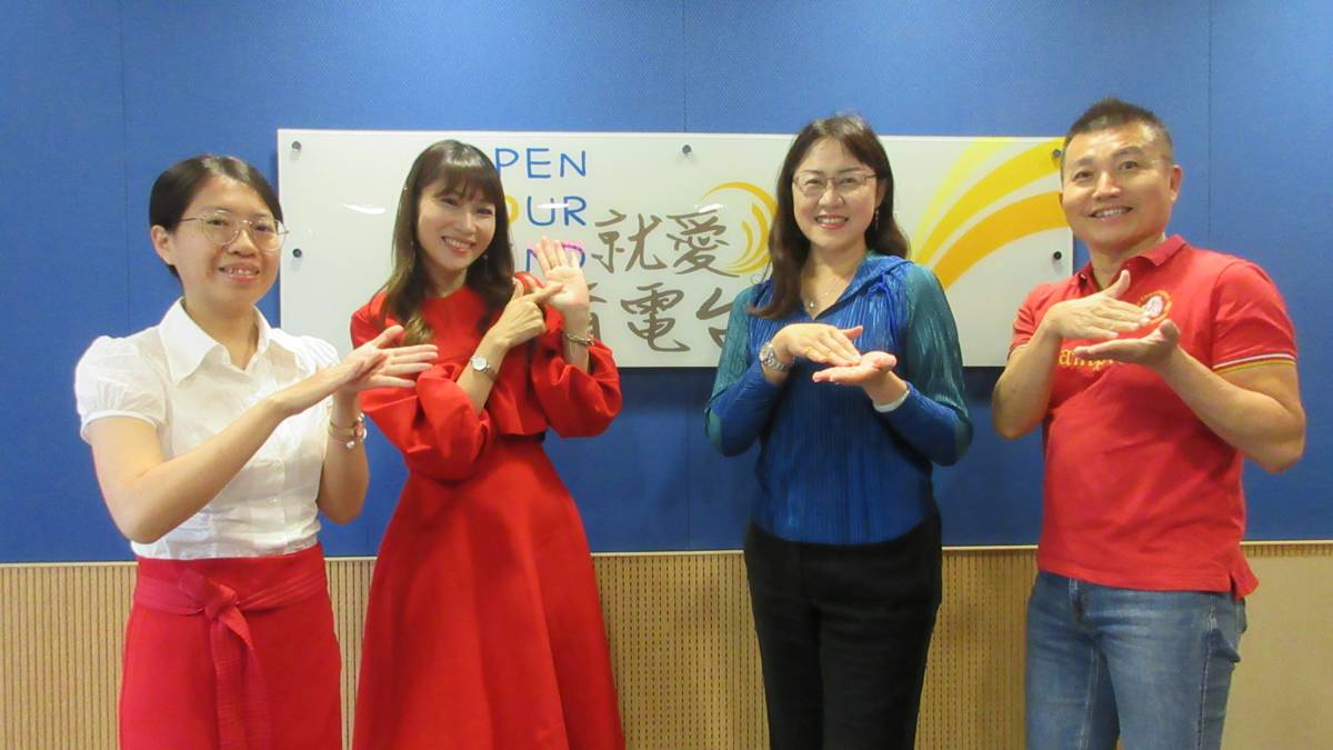 左起：臺中市政府教育局國中教育科林筱玲課程督學、臺中市大里區草湖國小蔡雅婷教師、臺中市立東山高級中學輔導處蘇桂慧主任及教育電台常罡 