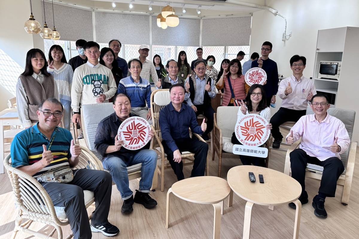 出席啟用儀式師長及學生代表於窩聚內歡喜合影