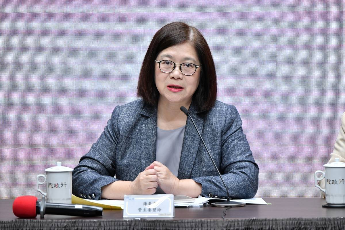 海洋委員會主委管碧玲說明「海洋保育法」草案。(行政院提供)