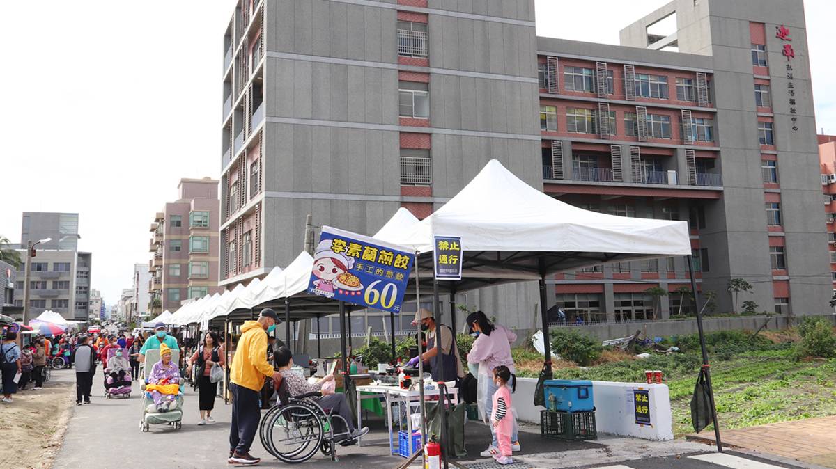迦南護理之家前方巷道變成了臨時的小市集，住民及家屬自在的逛、慢慢的買。(圖文由東基提供)