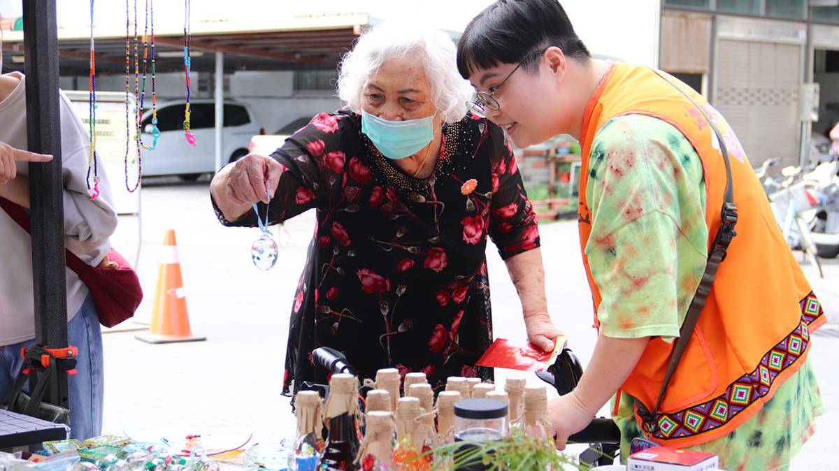 特地為了這場市集活動前來的志工，陪伴住民一起迺街。(圖文由東基提供)